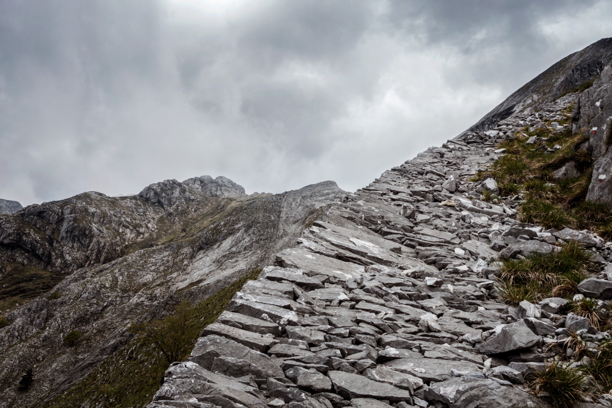 Via di lizza tra le rocce apuane