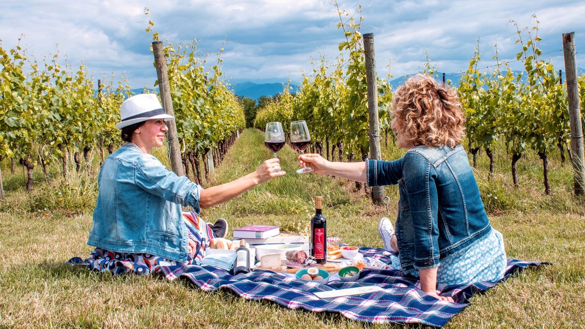 A delicious picnic in the tuscan countryside based on typical products of the area, accompanied by a bottle of Rosso di Montepulciano.