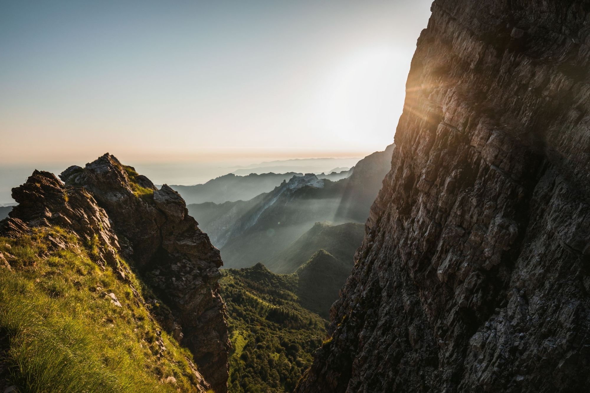 Gola tra le creste delle Apuane