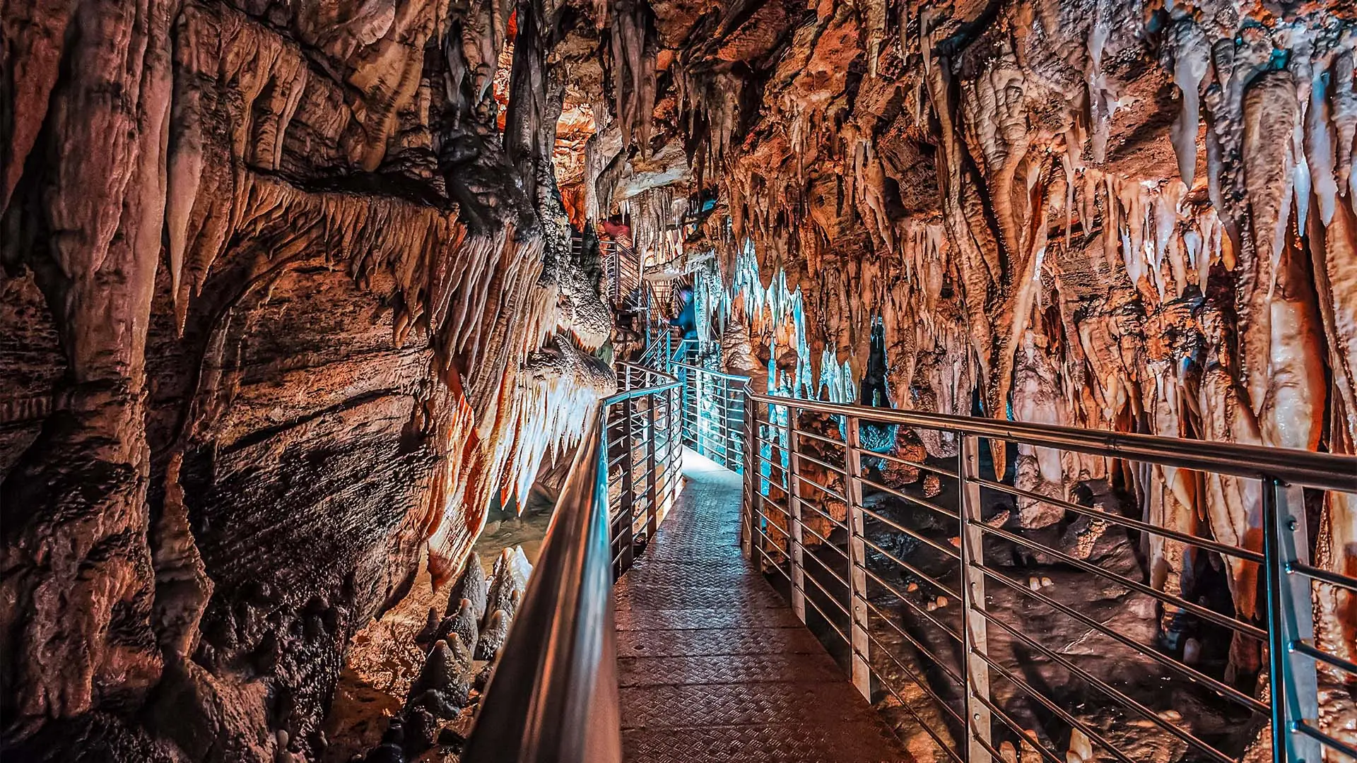 L'Antro del Corchia tra stalattiti e formazioni calcaree illuminate della grotta carsica nel cuore delle Alpi Apuane