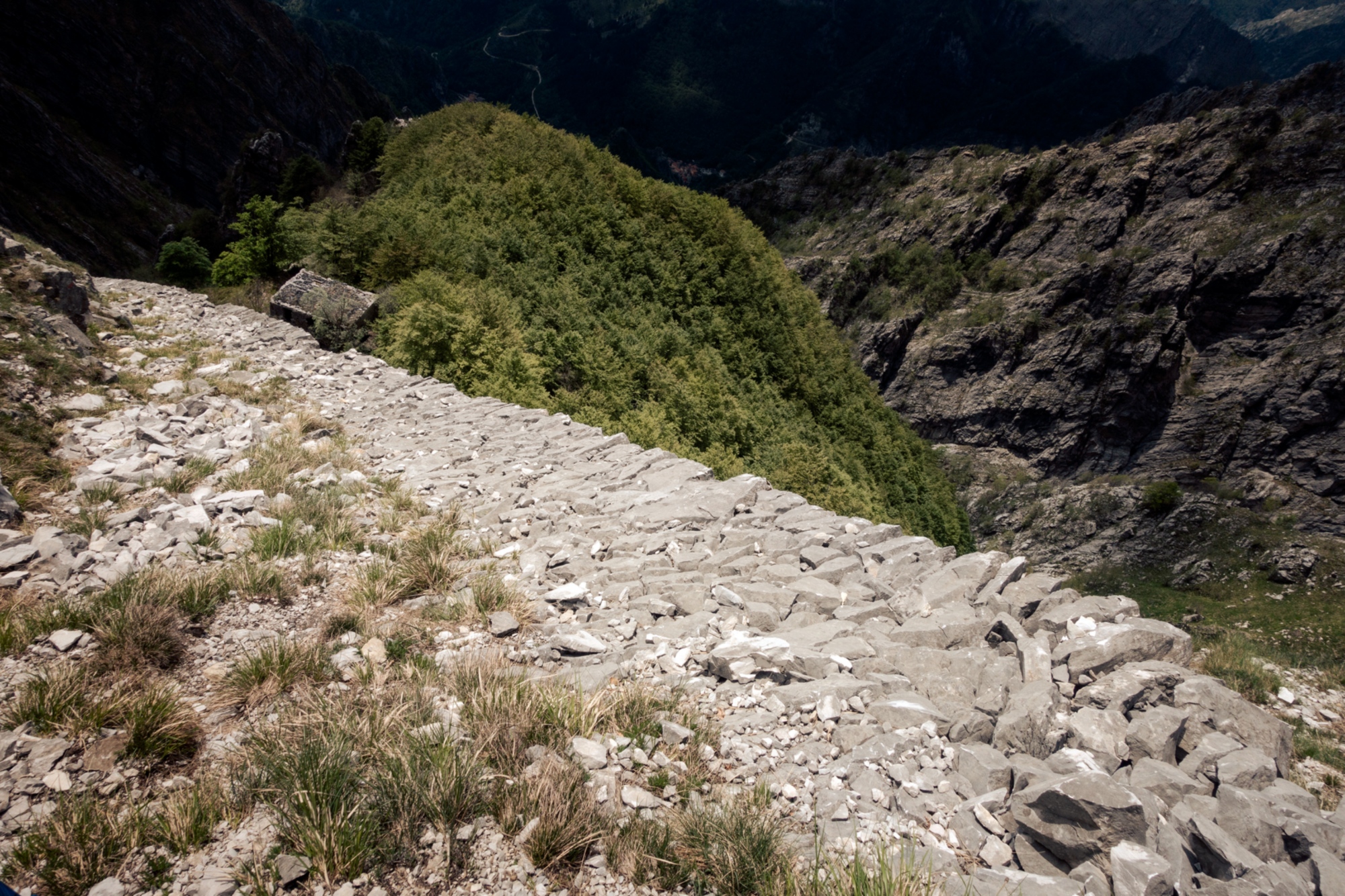 Sentiero di trekking nelle Apuane