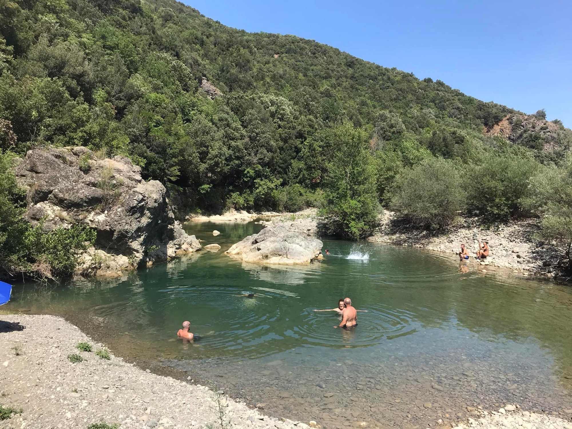 Bagno nelle pozze cristalline del fiume Merse – Il Mare di Brenna