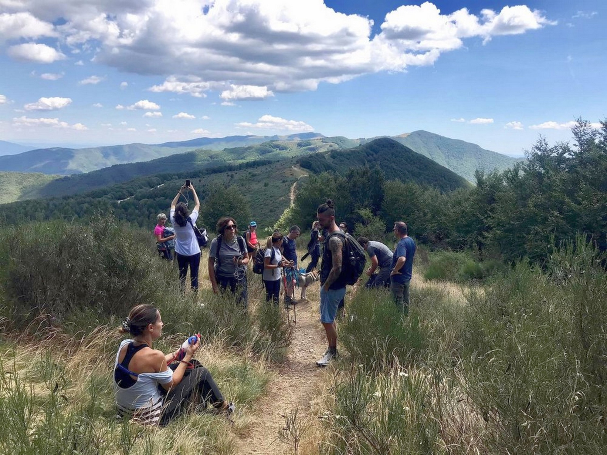 Trekking alla Badia di Montepiano – sosta del gruppo sul crinale appenninico