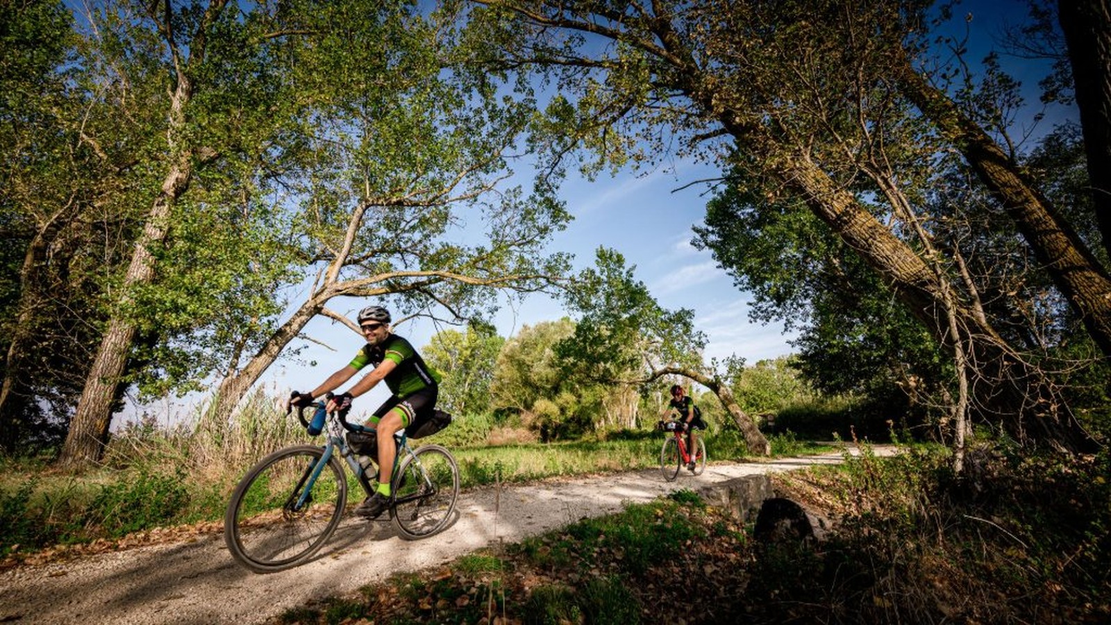 E-bike tour from Lago Trasimeno to Cortona