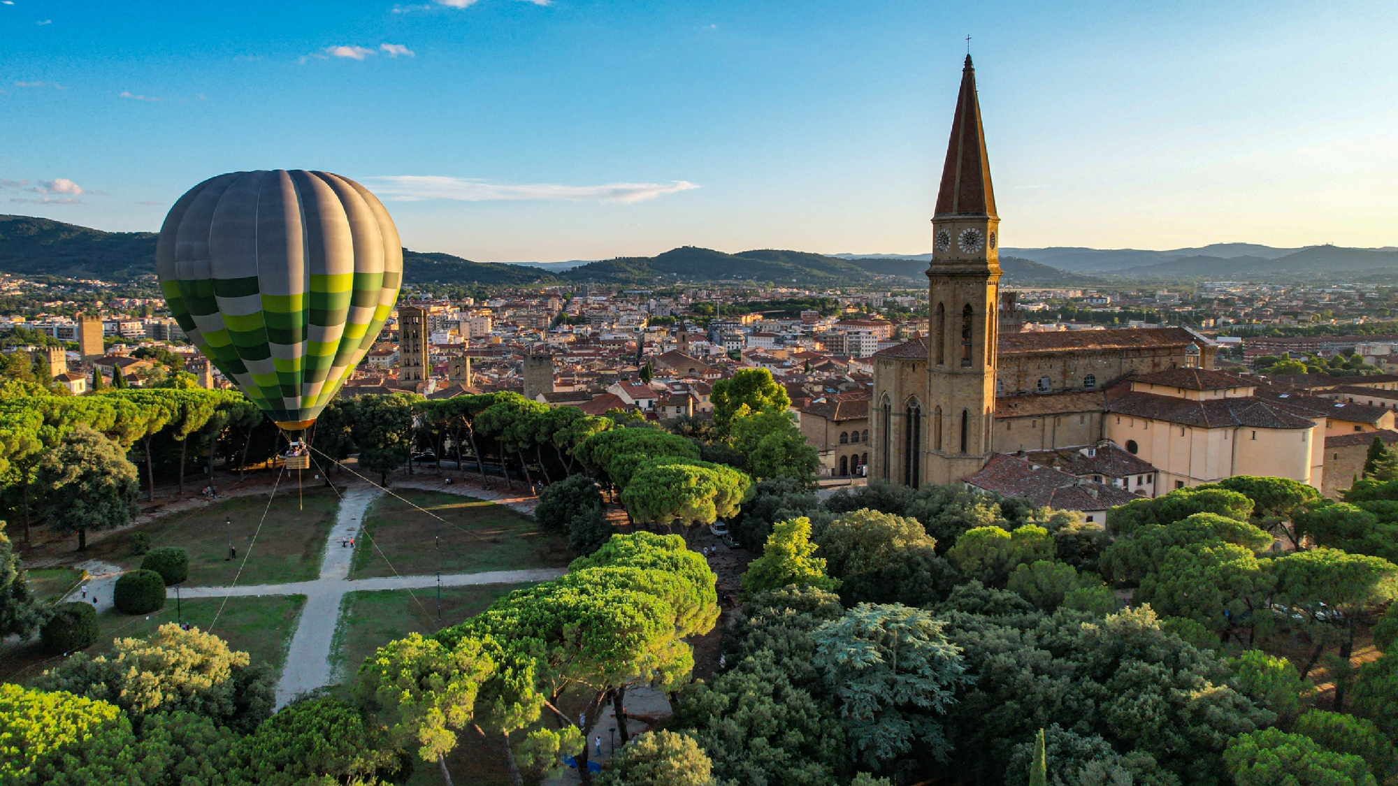 Mongolfiera nel Prato di Arezzo con vista sulla Cattedrale e sul centro storico