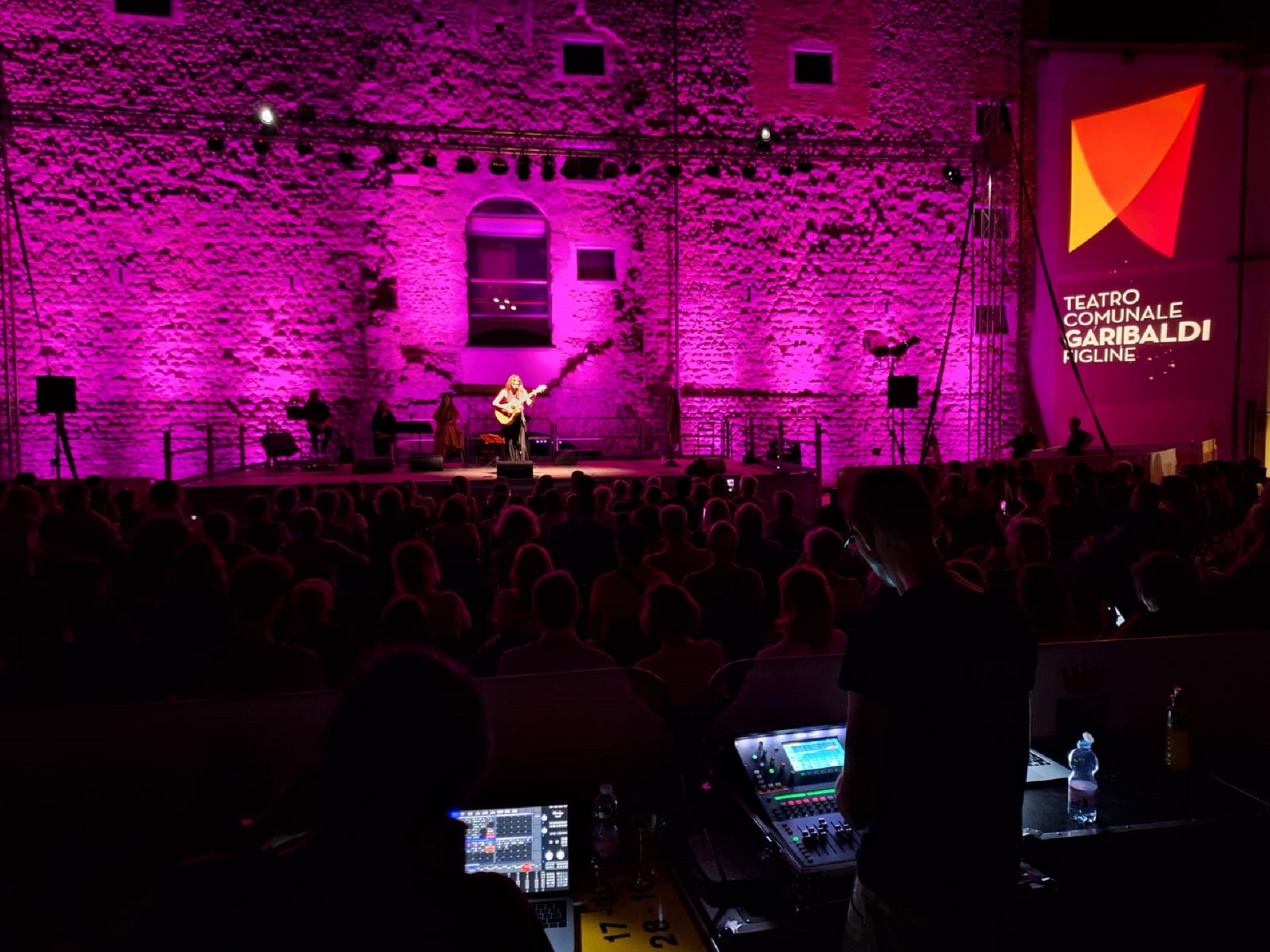Immagine notturna di un concerto dal vivo durante l'Arena Summer Festvisitvis