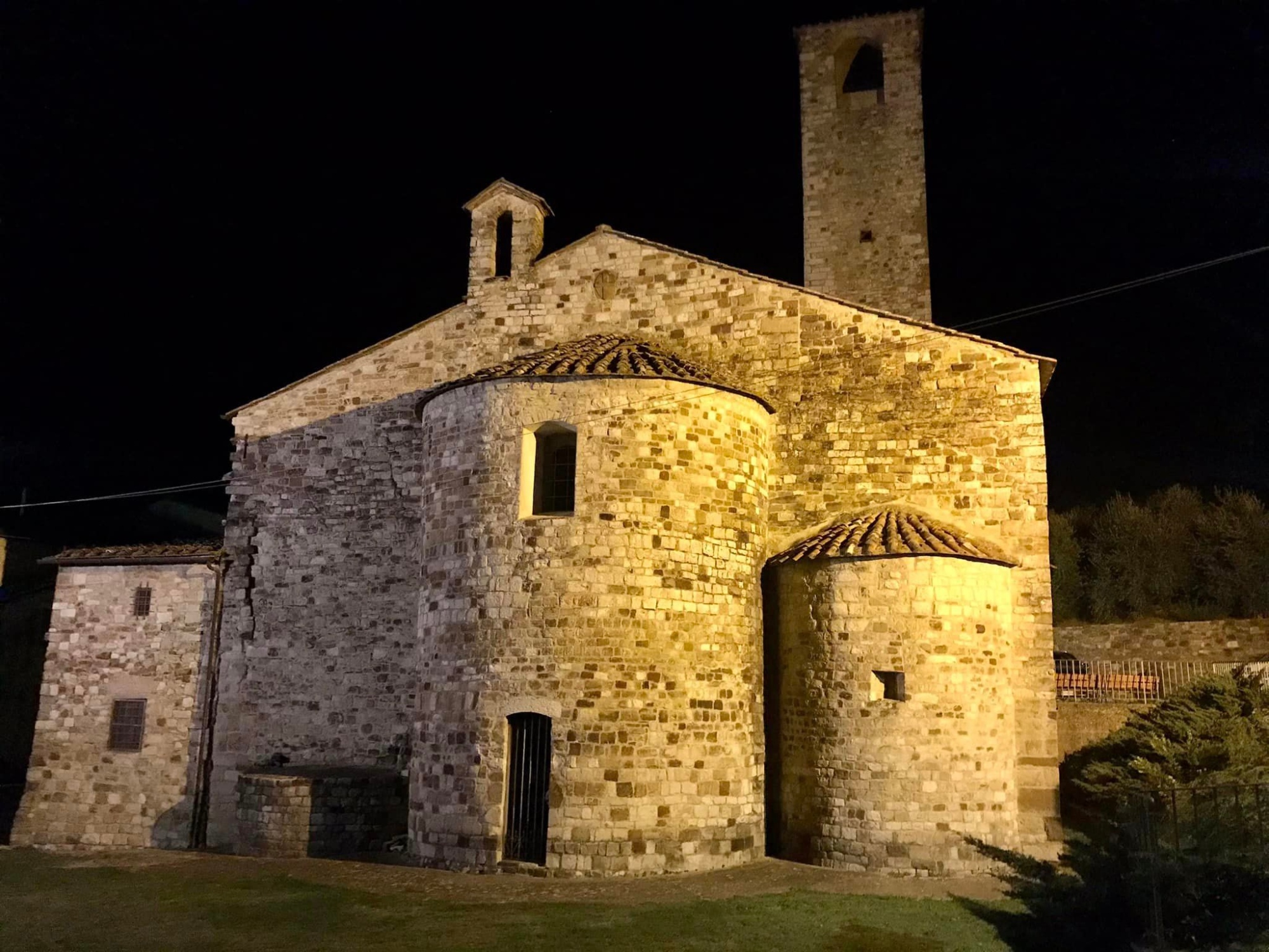 Trekking al tramonto nel parco agricolo di Travalle nella campagna fiorentina