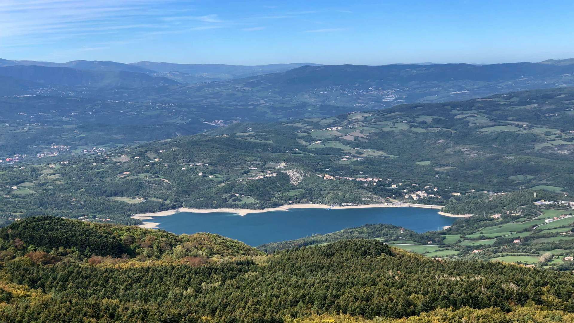 Trekking of great historical and naturalistic value, in the heart of the upper Prato Apennines
