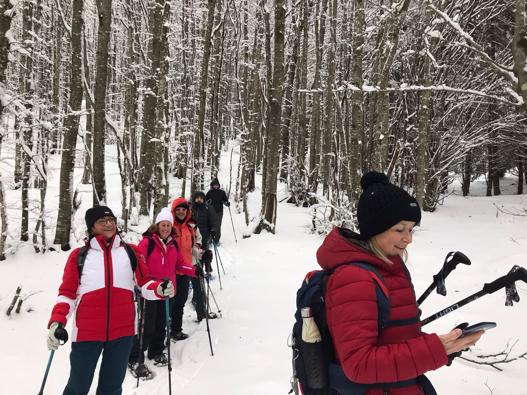 Passeggiata invernale con le ciaspole sulle montagne toscane