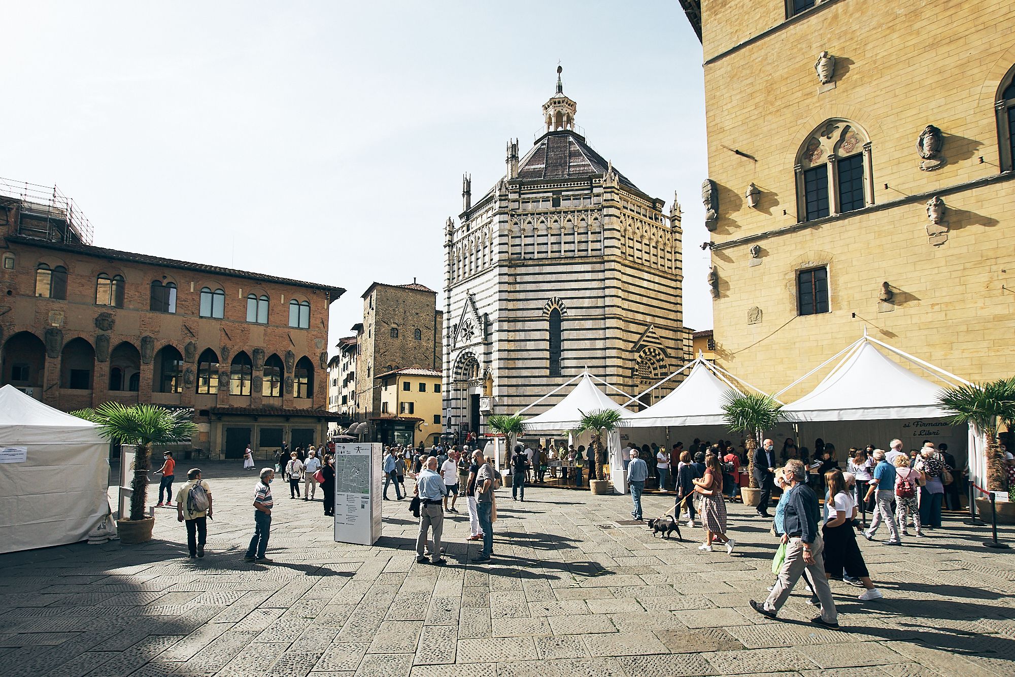Immagine della piazza del Duomo di Pistoia