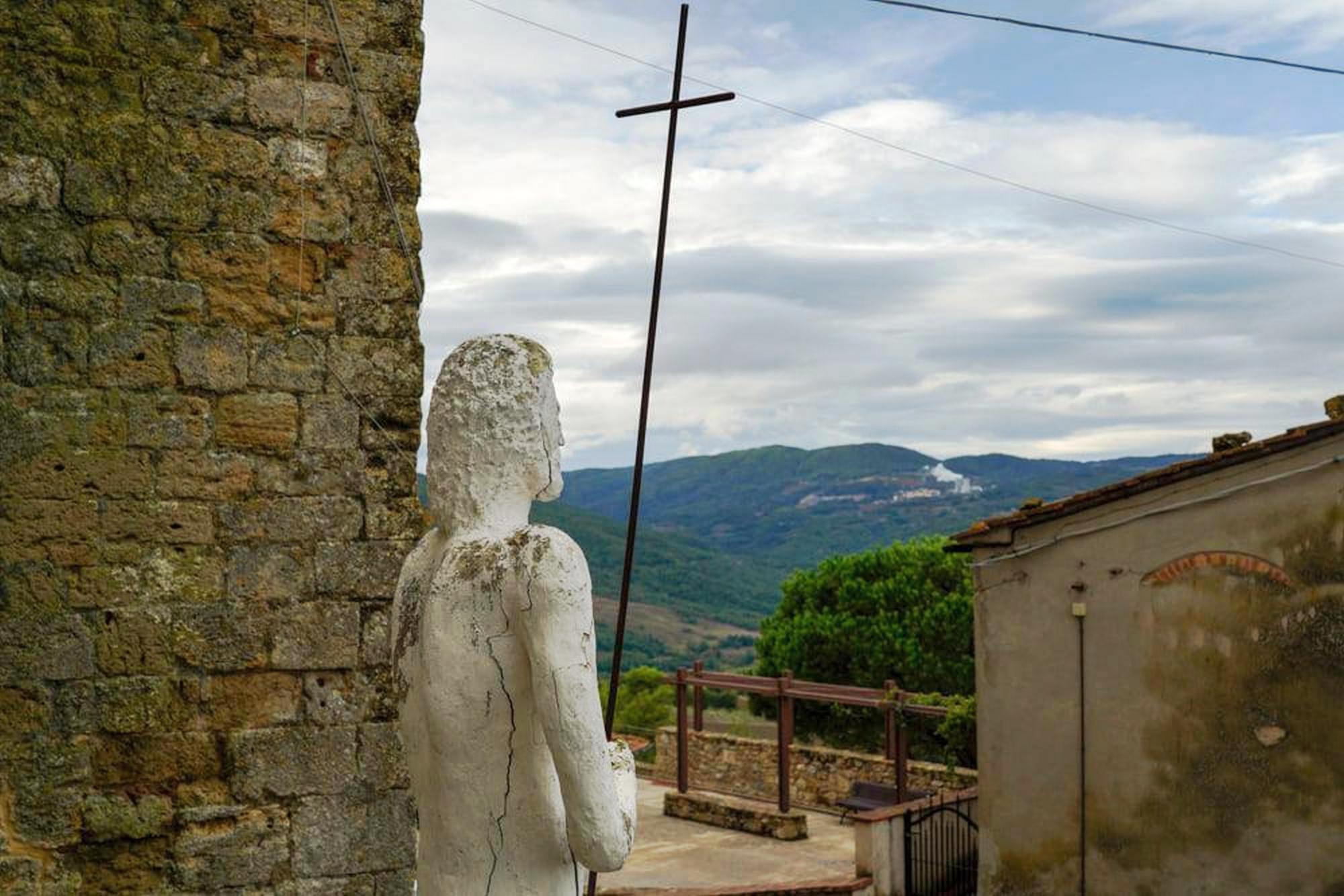 Trekking to discover the treasures of the Pavone valley