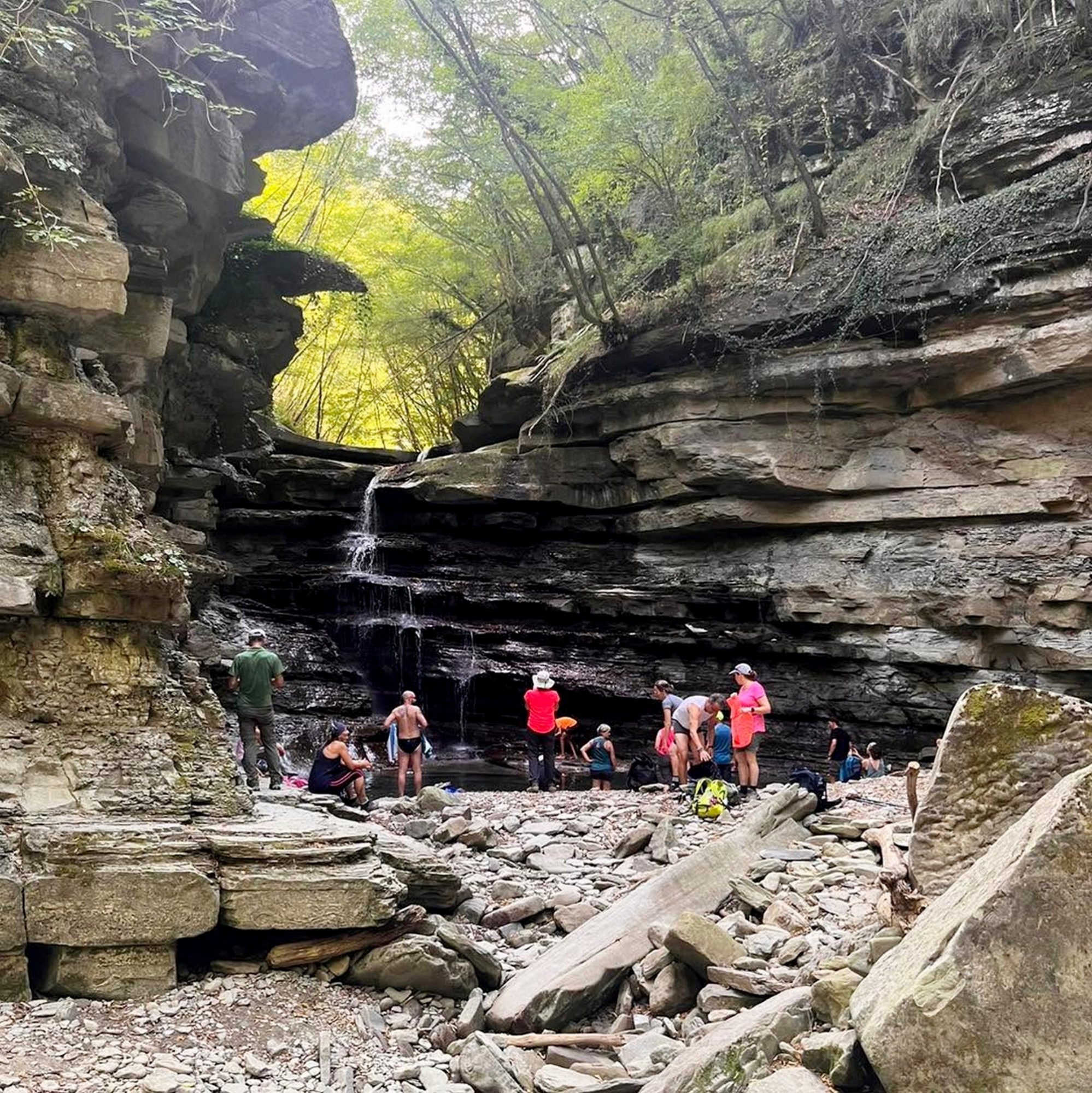 La Cascata del Rio Rovigo con escursionisti che si rinfrescano – Escursione Appennino Tosco-Romagnolo