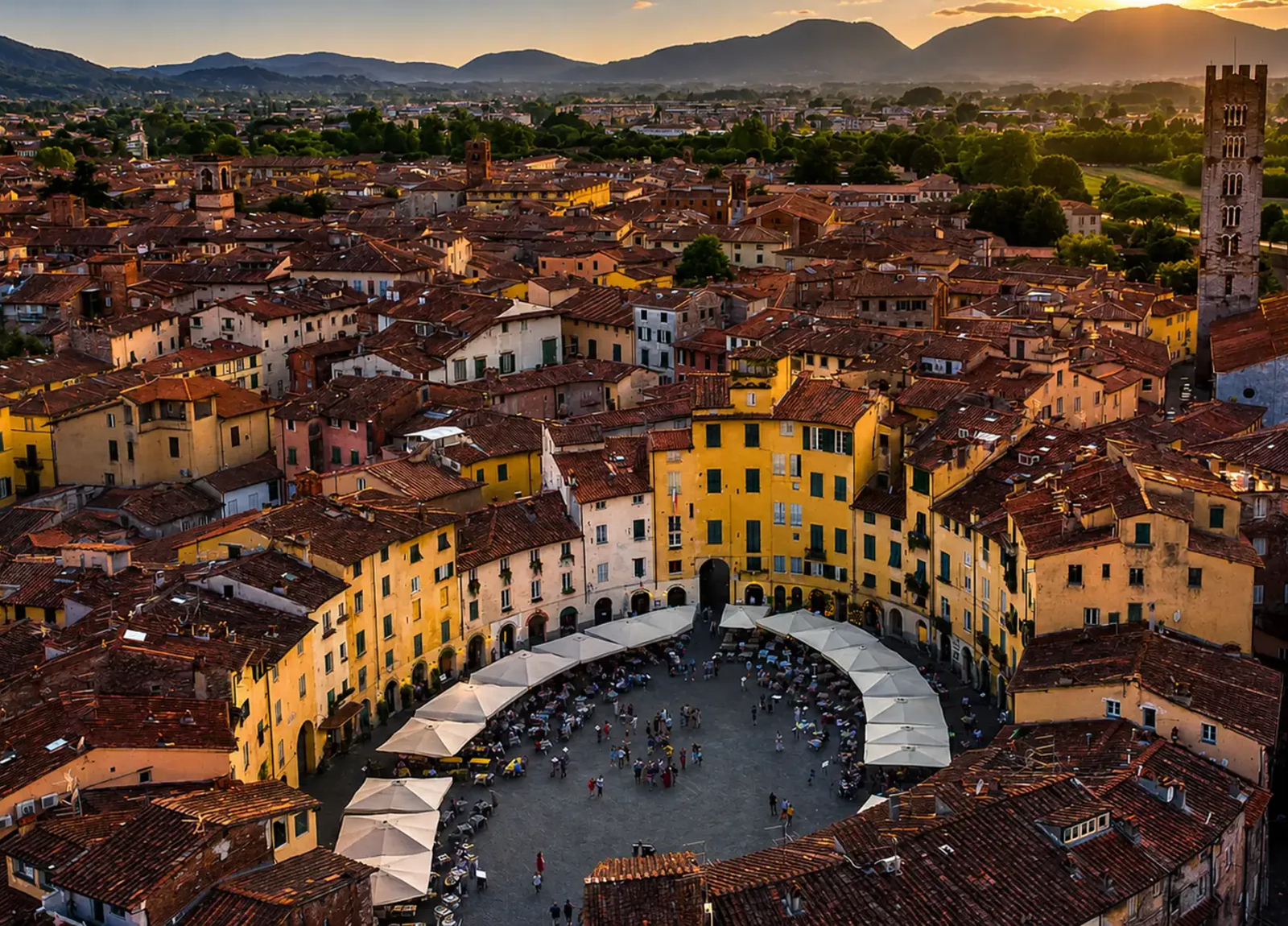 Lucca al tramonto vista dalla Torre Guinigi