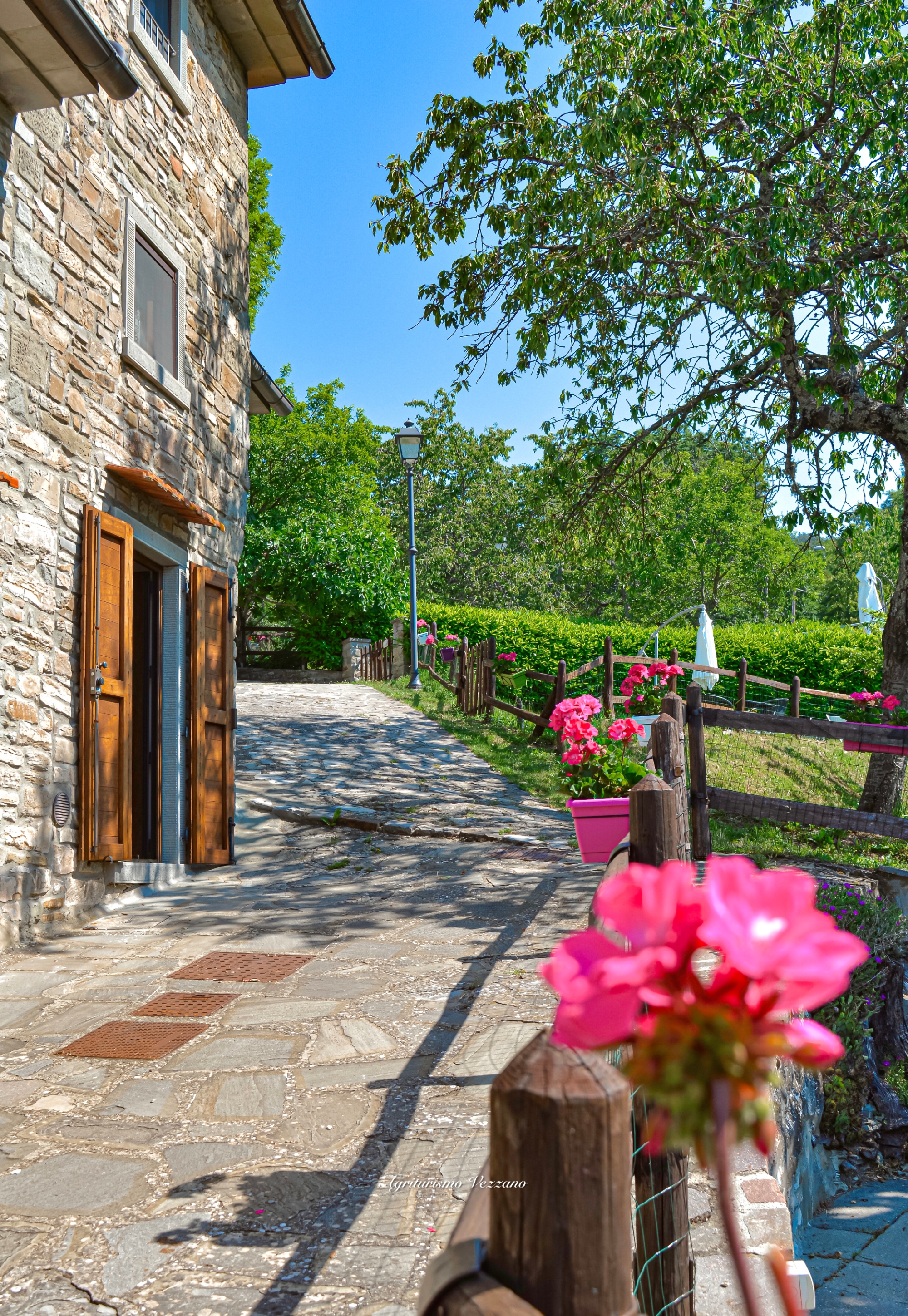 Il cortile di fronte all'entrata dell'Agriturismo Vezzano