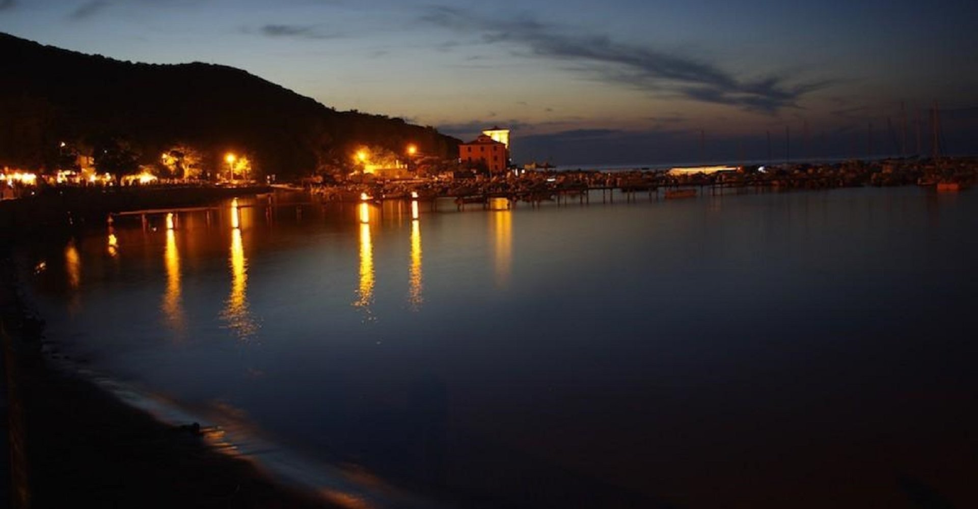 Il golfo di Baratti di notte Il golfo di Baratti di notte