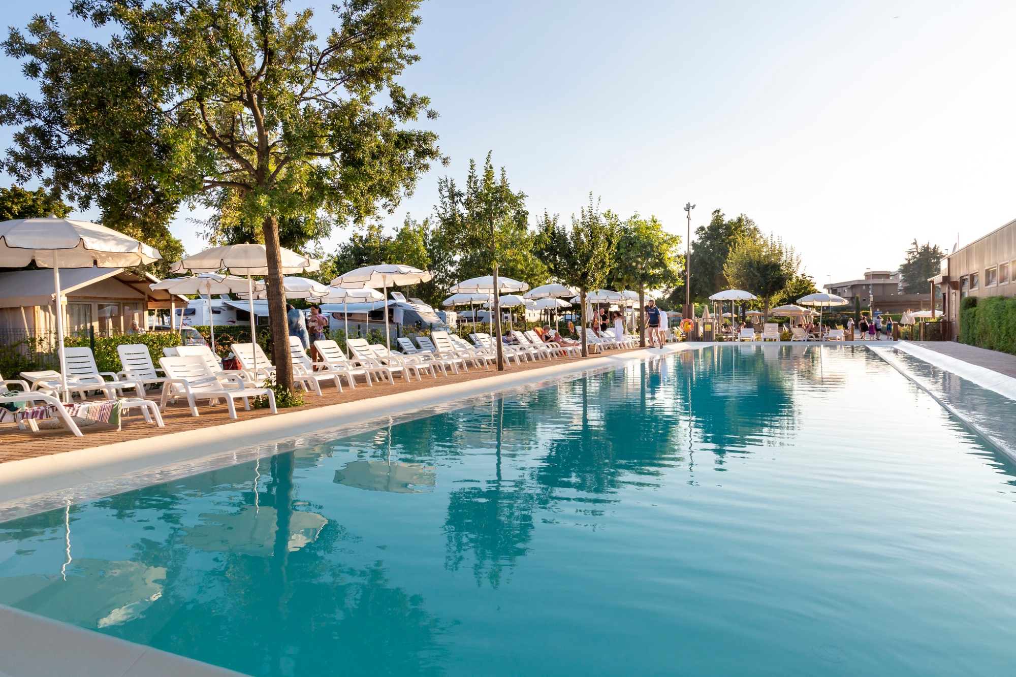 Una piscina con ombrelloni e lettini 