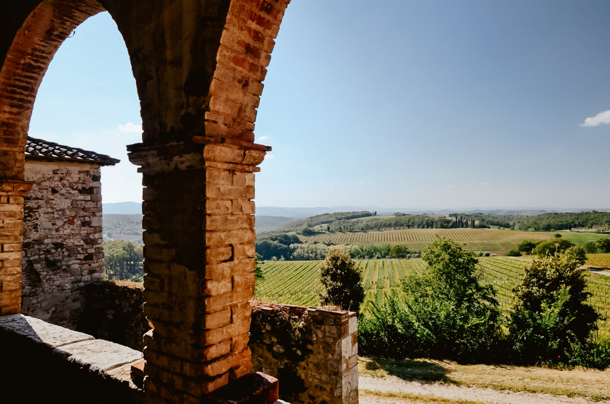 Hiking through an area of ancient settlements, a territory theatre of many battles between Florence and Siena.