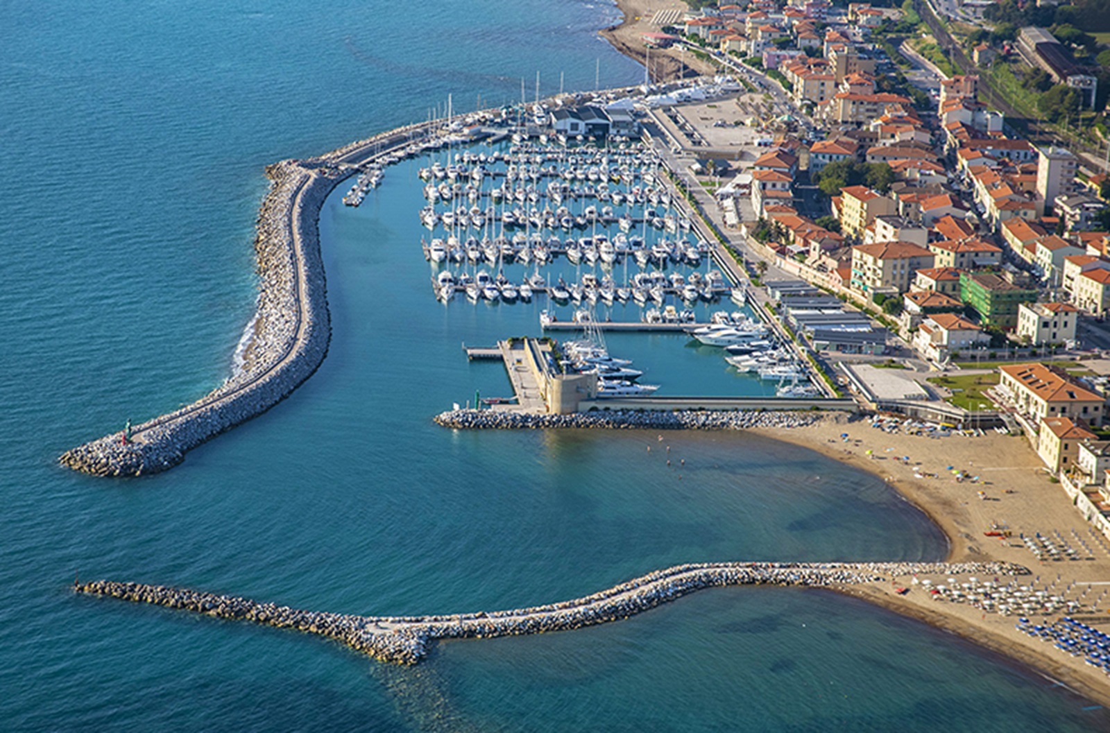Immagine del porto di San Vincenzo visto dall
