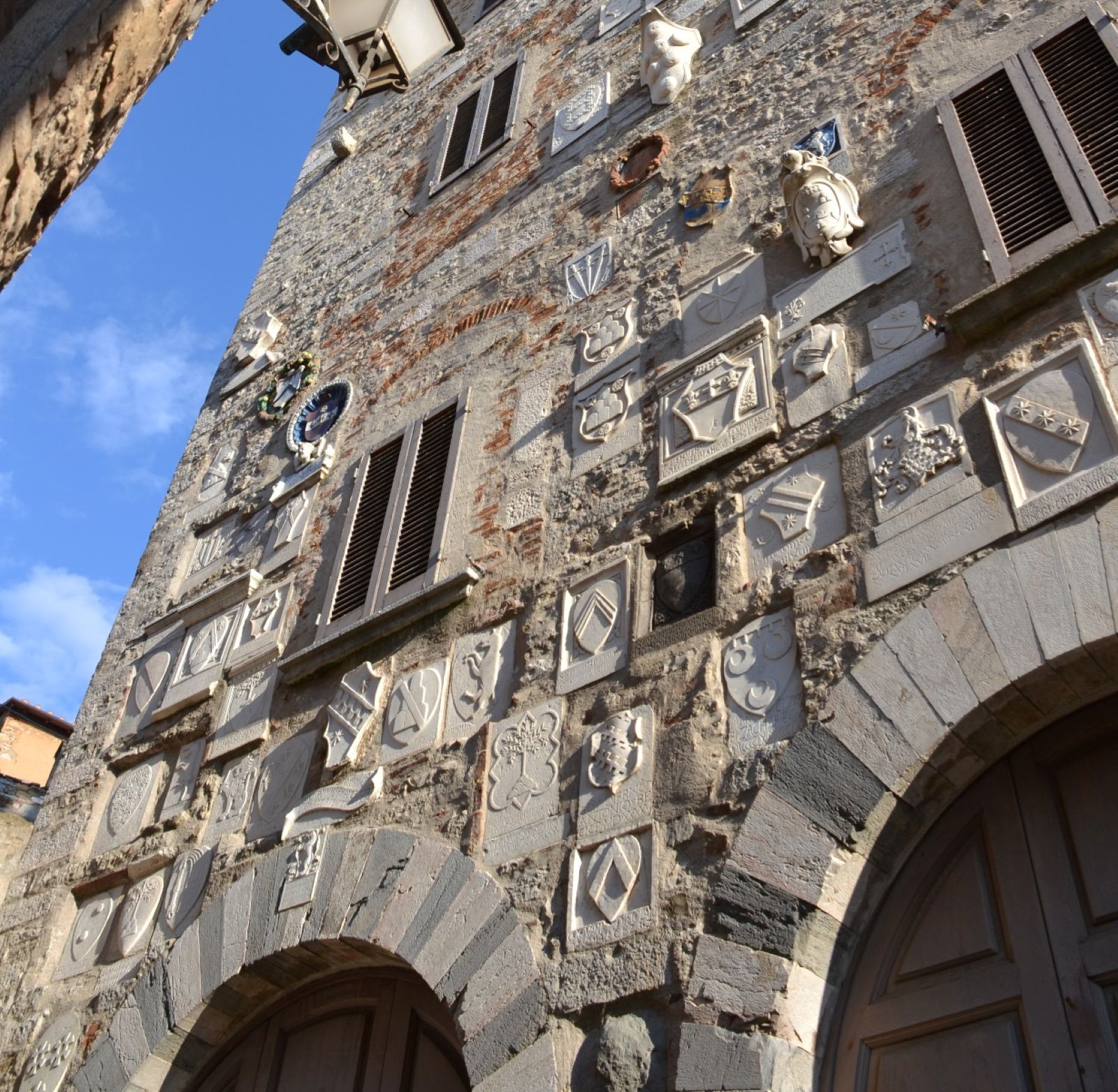 Particolare della facciata del Palazzo Pretorio di Campiglia
