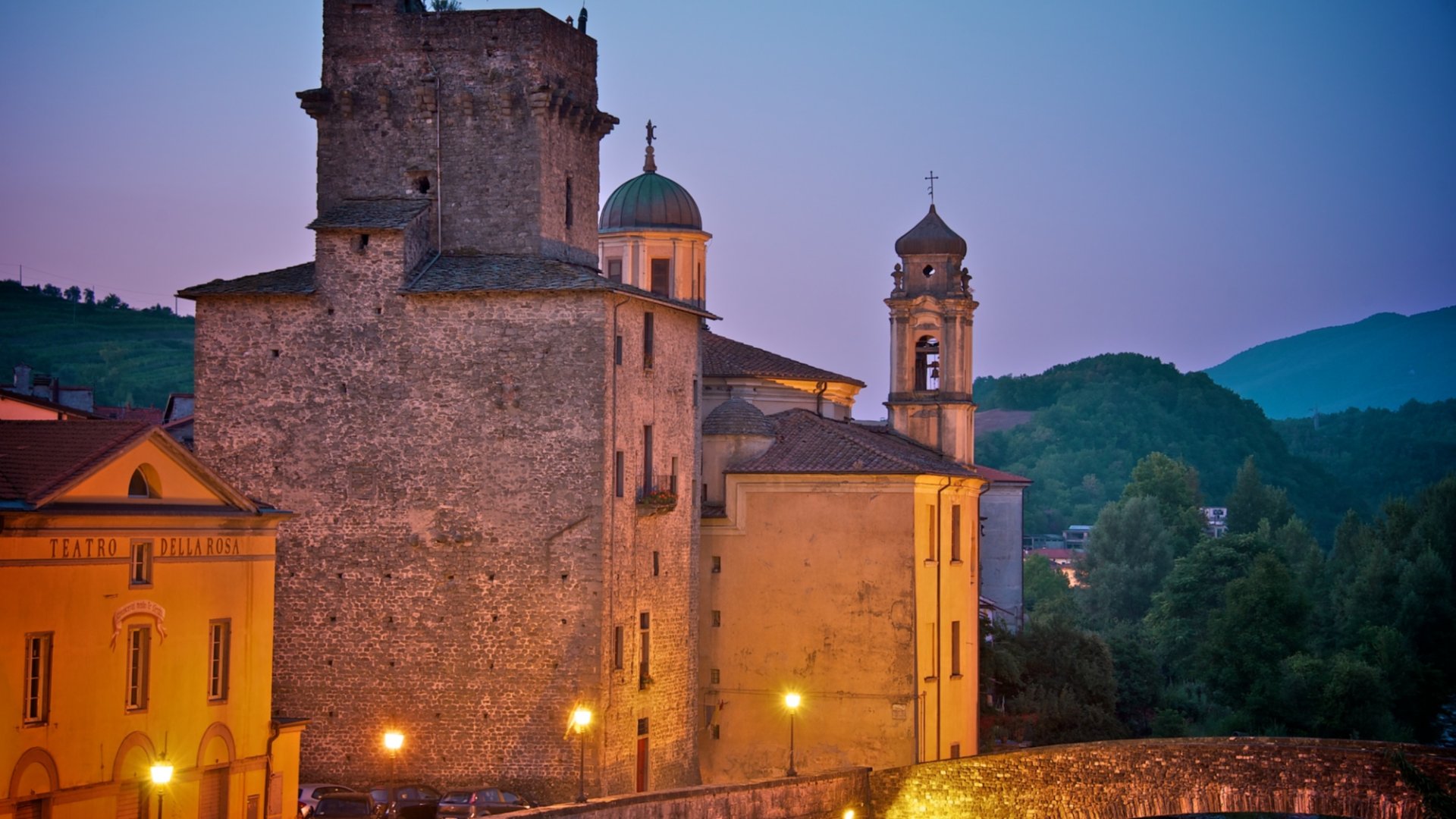 Itinerario di visita nel centro storico di Pontremoli, città medievale sulla Via Francigena, la porta della Toscana