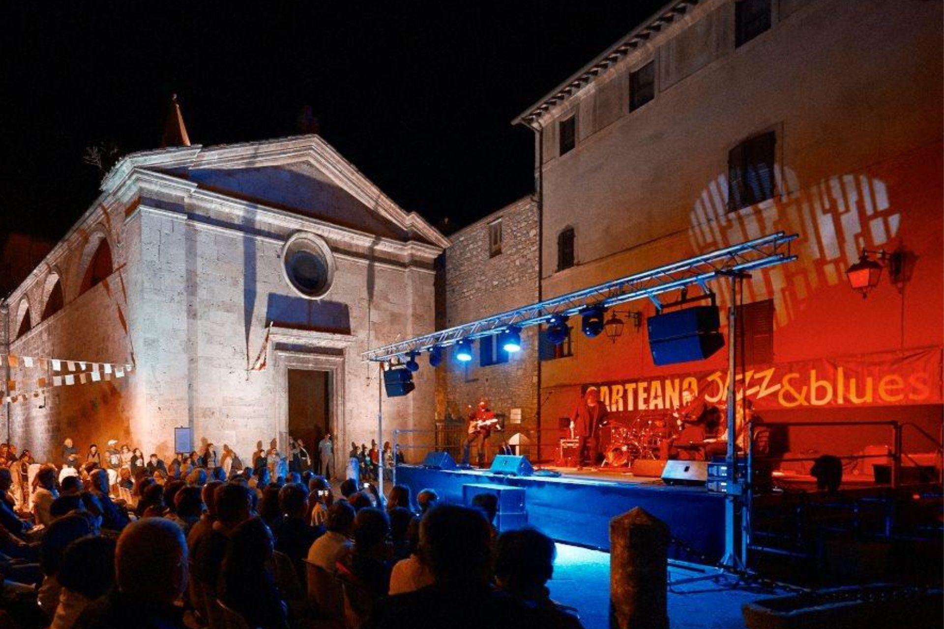 Una delle serate del festival con il pubblico che segue un concerto