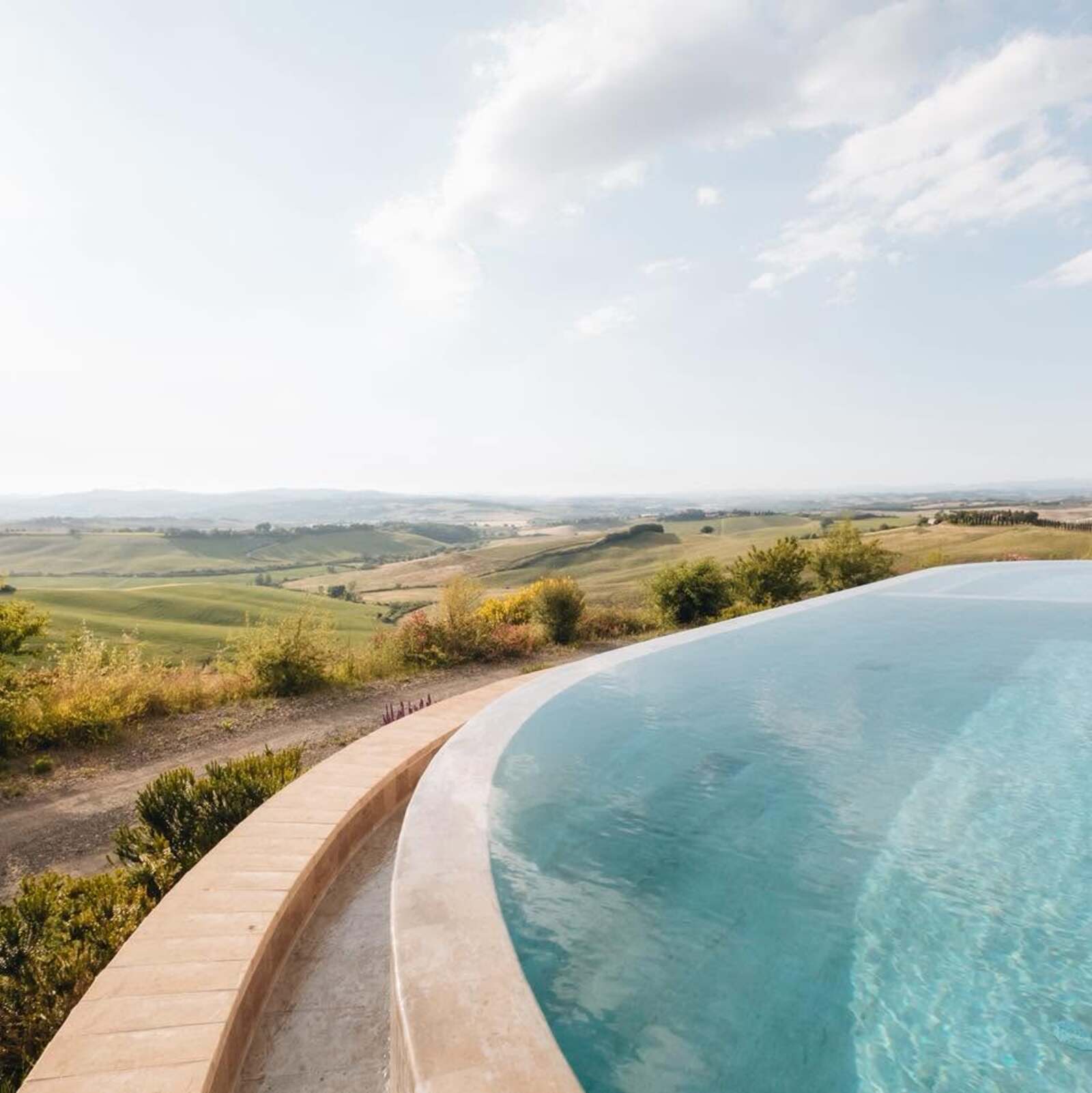 Panoramic infinity pool overlooking the rolling hills of Tuscany | AGRITURISMO CAPANNA