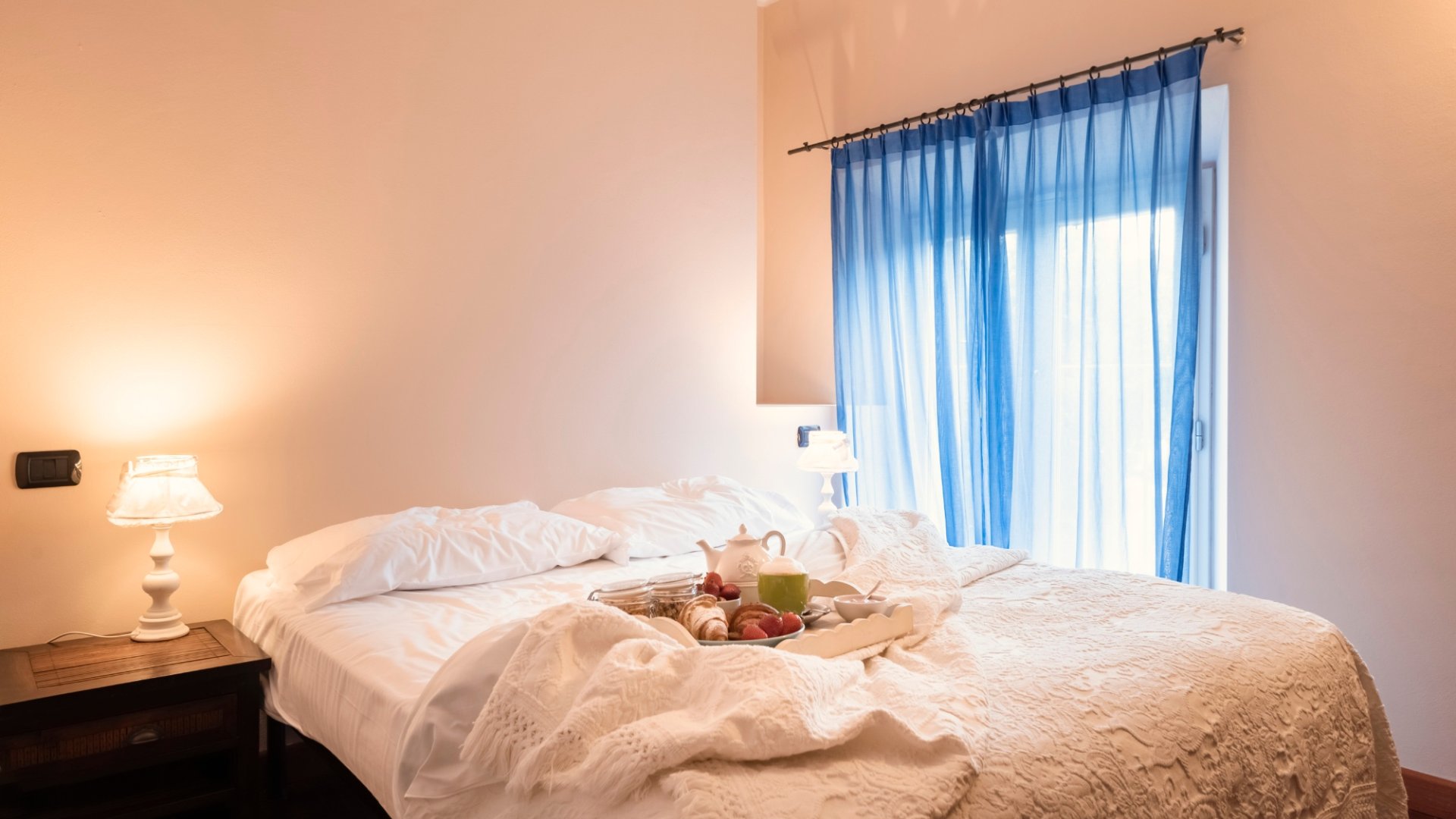 Camera da letto e colazione in camera San Vincenzo Livorno