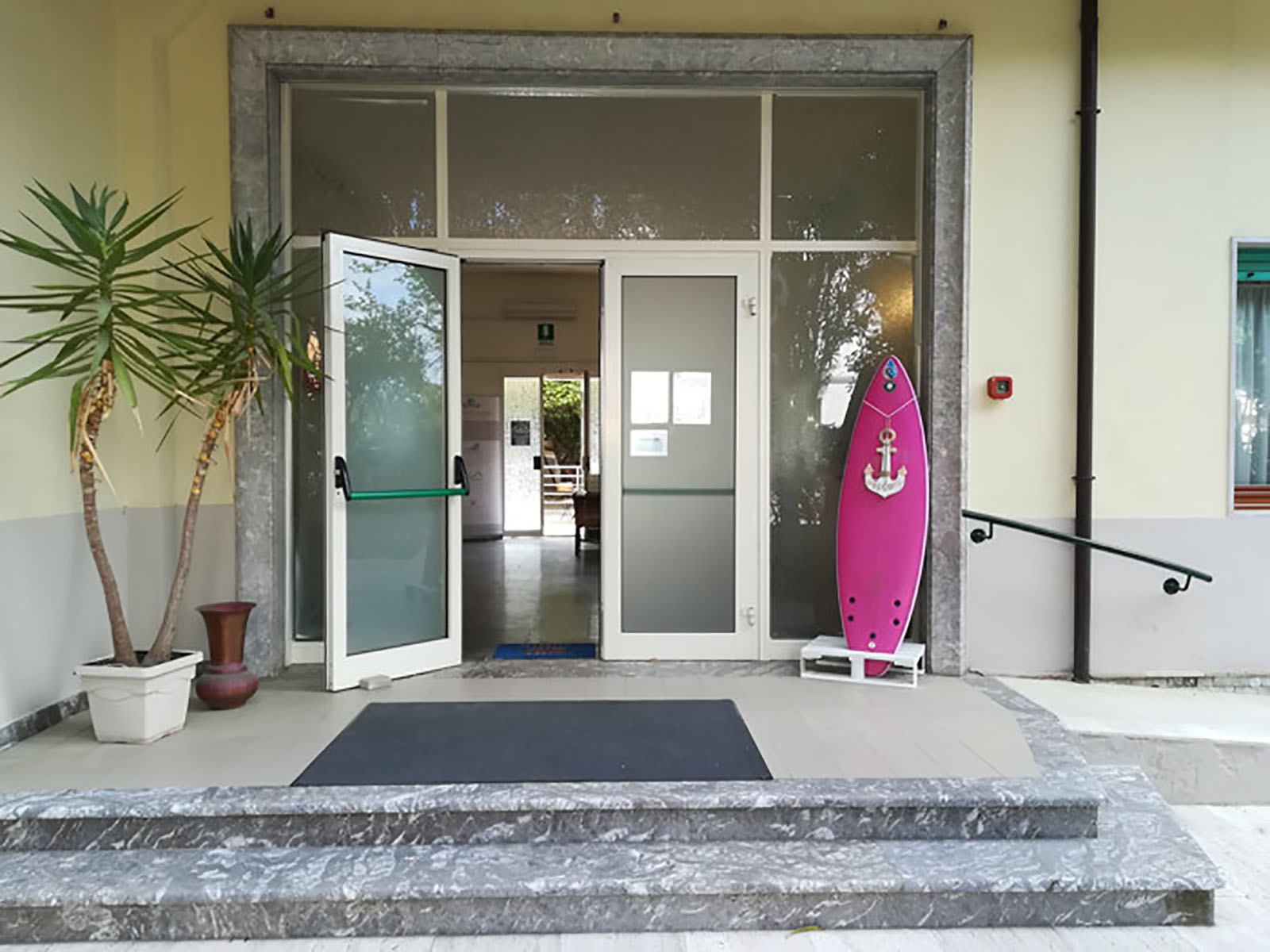 L'entrata con porta a vetri della Casa Per Ferie Nostra Signora a Tonfano