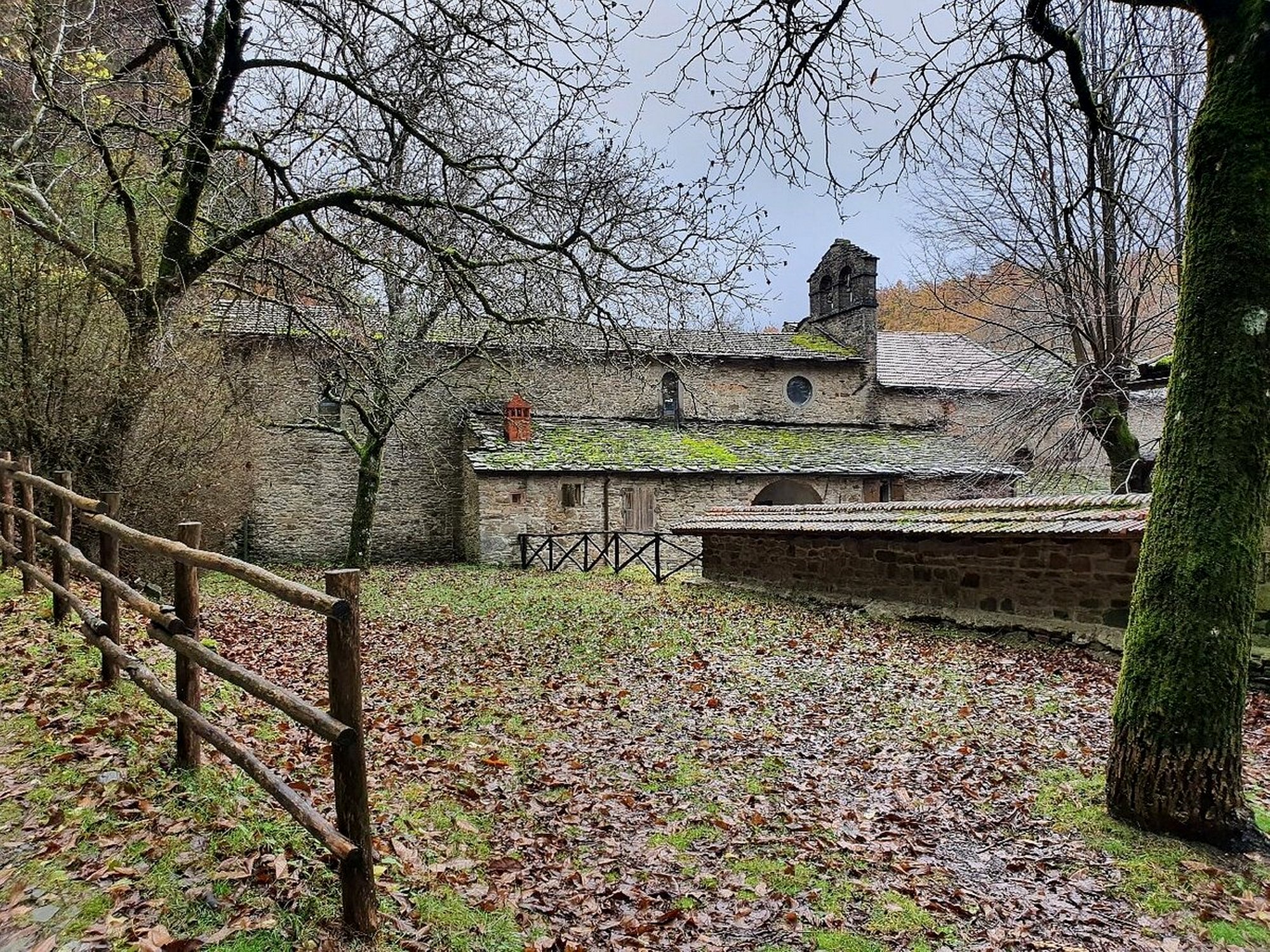 Badia di Moscheta in autunno - Complesso monastico