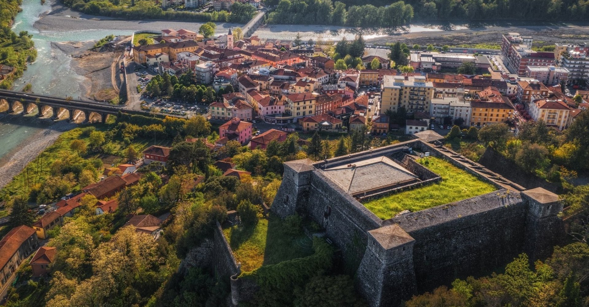 Visite guidate, escursioni e degustazioni per scoprire, a passi lievi, il territorio di Aulla. Visite guidate, escursioni e degustazioni per scoprire, a passi lievi, il territorio di Aulla.