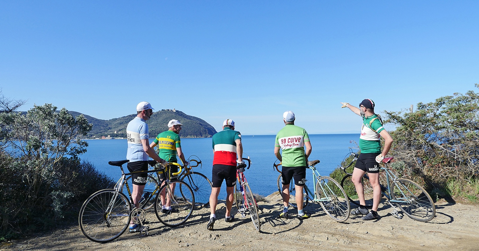 Participants à la « 99 Curve » sur des vélos d’époque