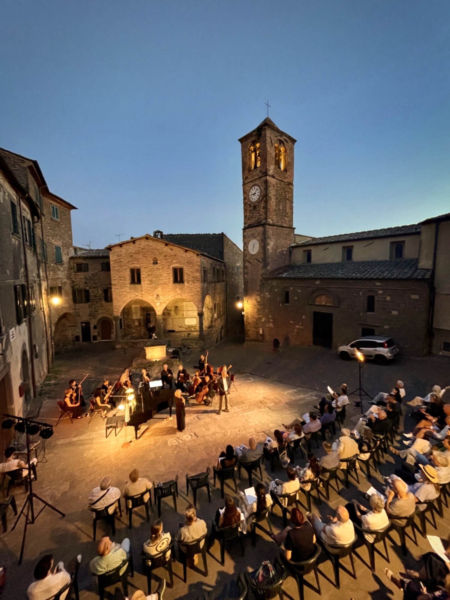 Una serata della rassegna con il pubblico che assiste ad un concerto in un borgo
