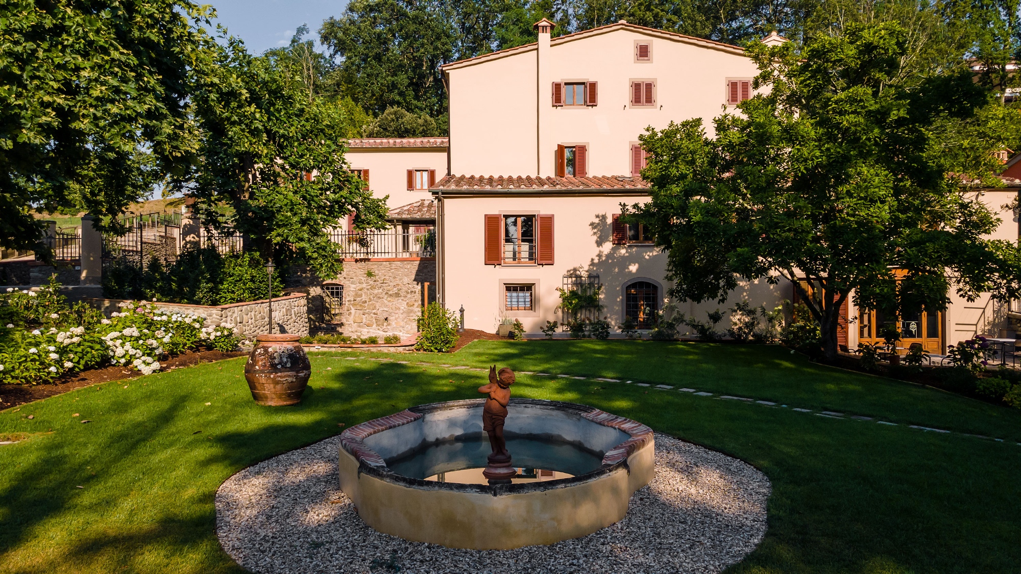 Panoramica esterna dell'edificio centrale dell'Agriturismo Torreghiotta