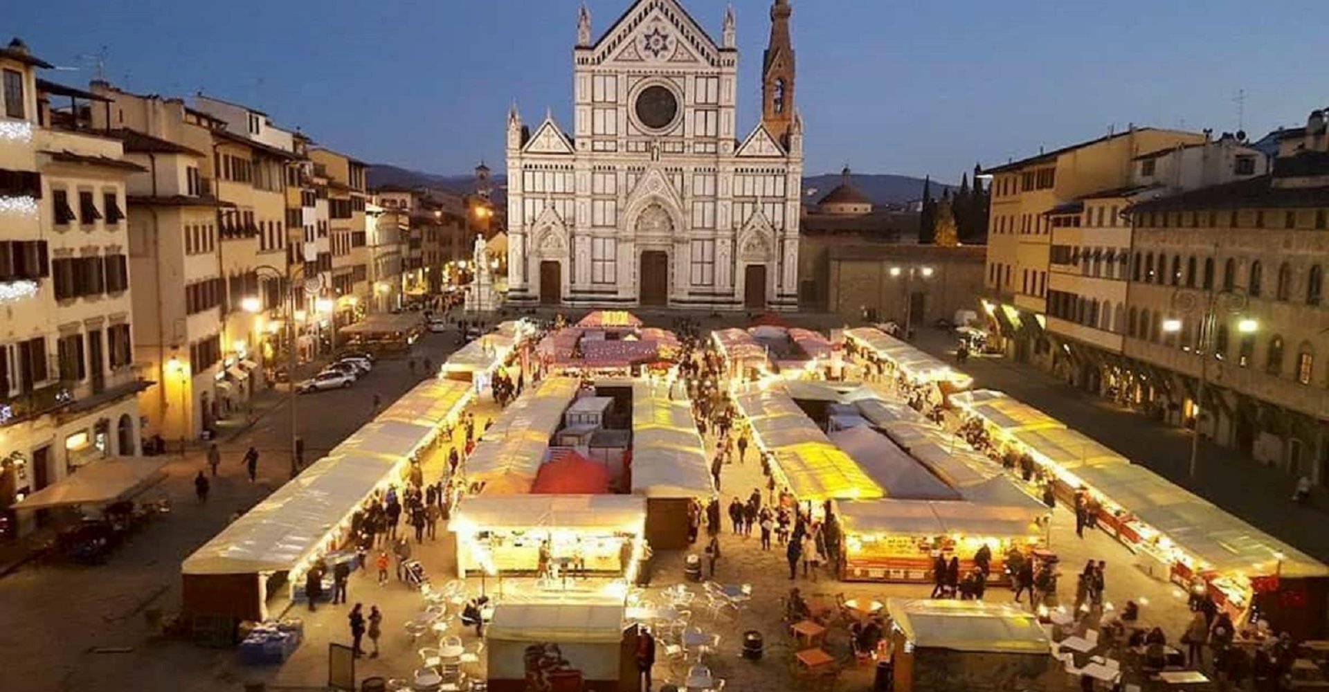 Mercatino di Natale in piazza Santa Croce a Firenze Mercatino di Natale in piazza Santa Croce a Firenze