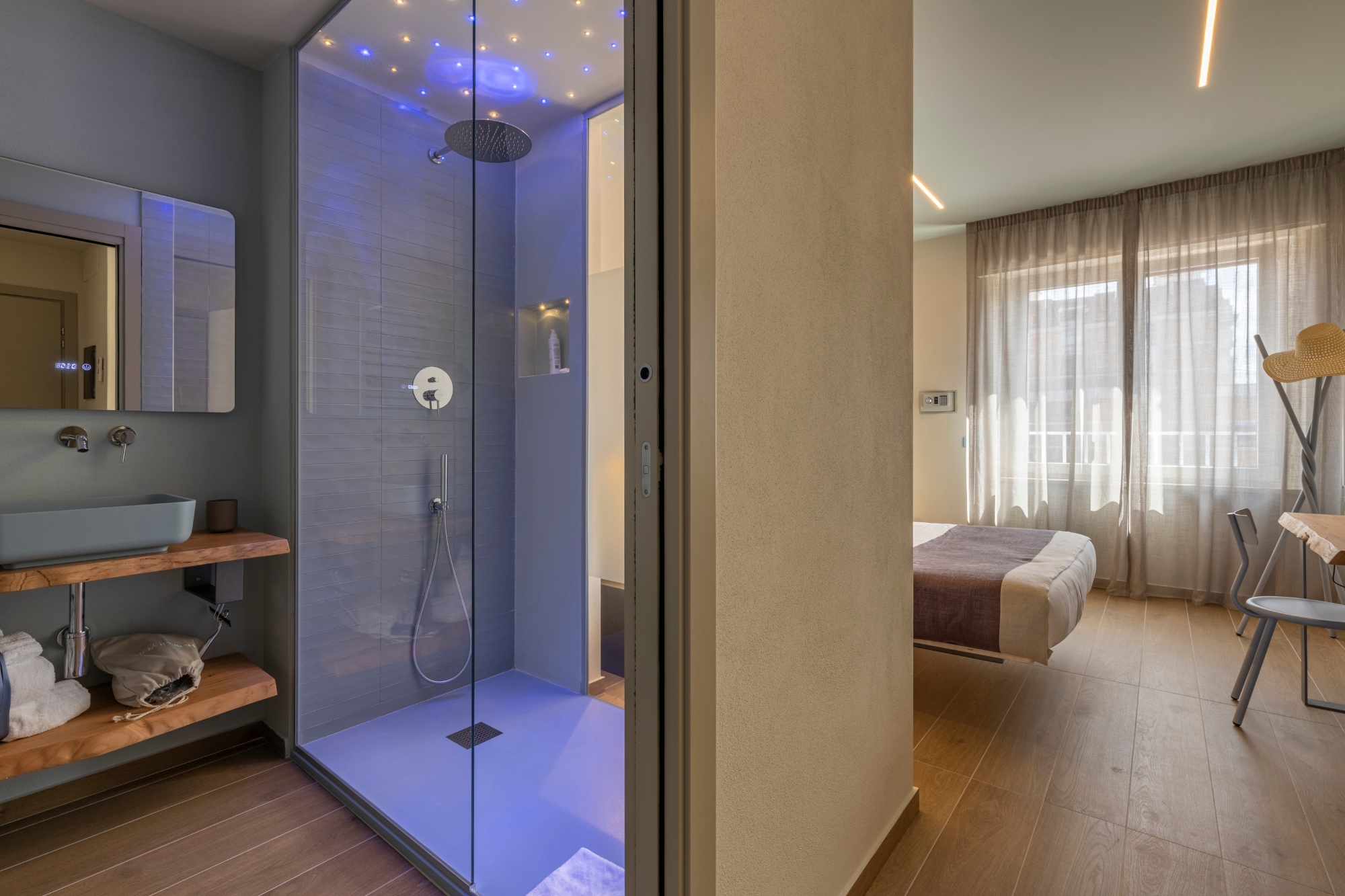 Il bagno con cabina doccia vicino al letto nella suite dell'affittacamere 