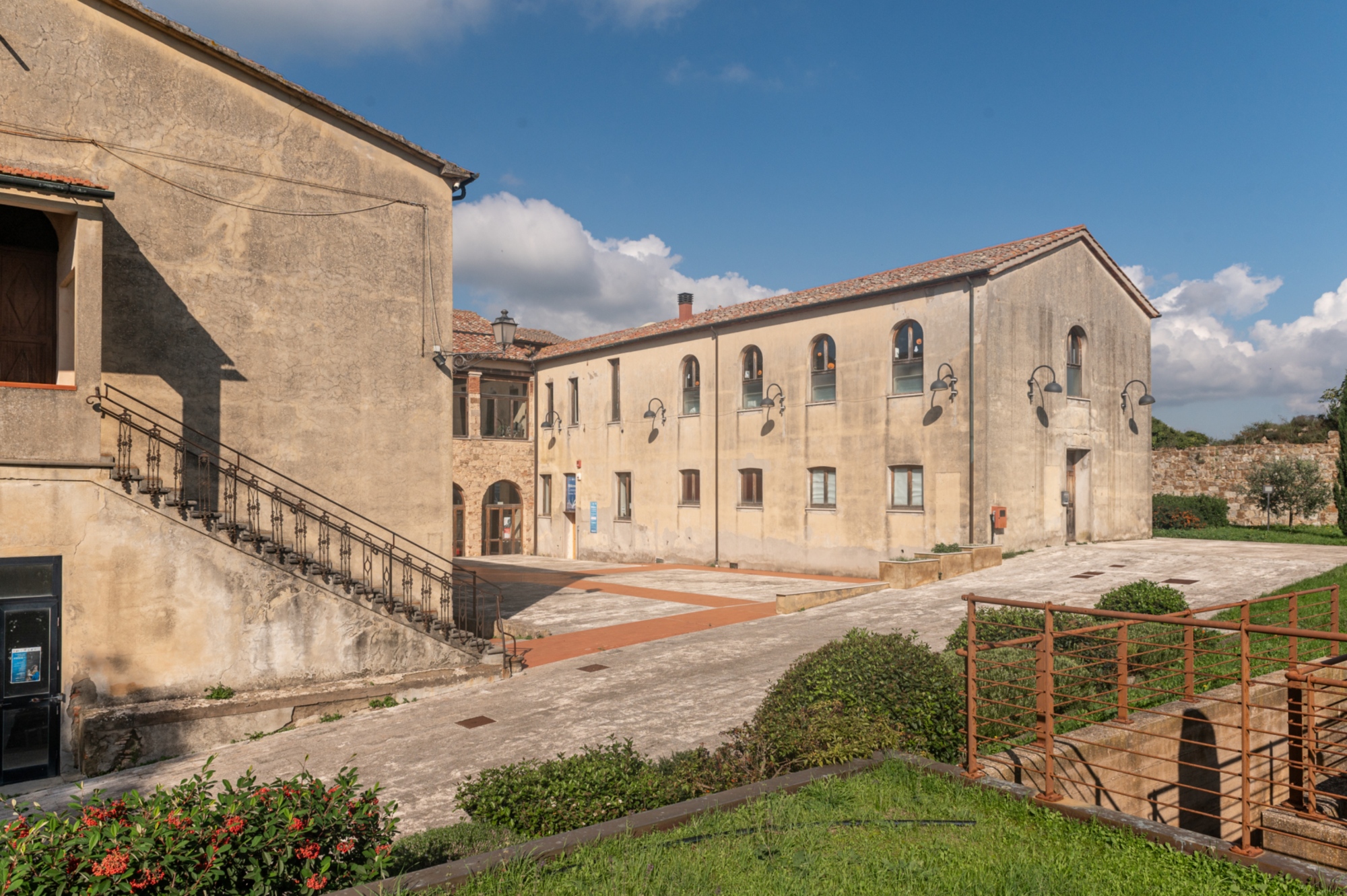 Il cortile del Convento ex clarisse a Massa Marittima