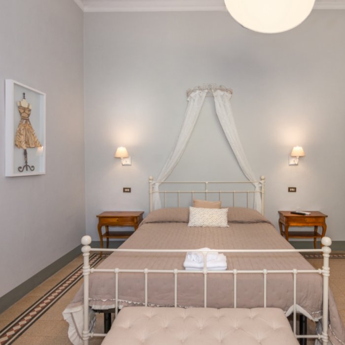 Deal for a romantic weekend in Tuscany. Your suite to spend romantic moments of your weekend in Lucca