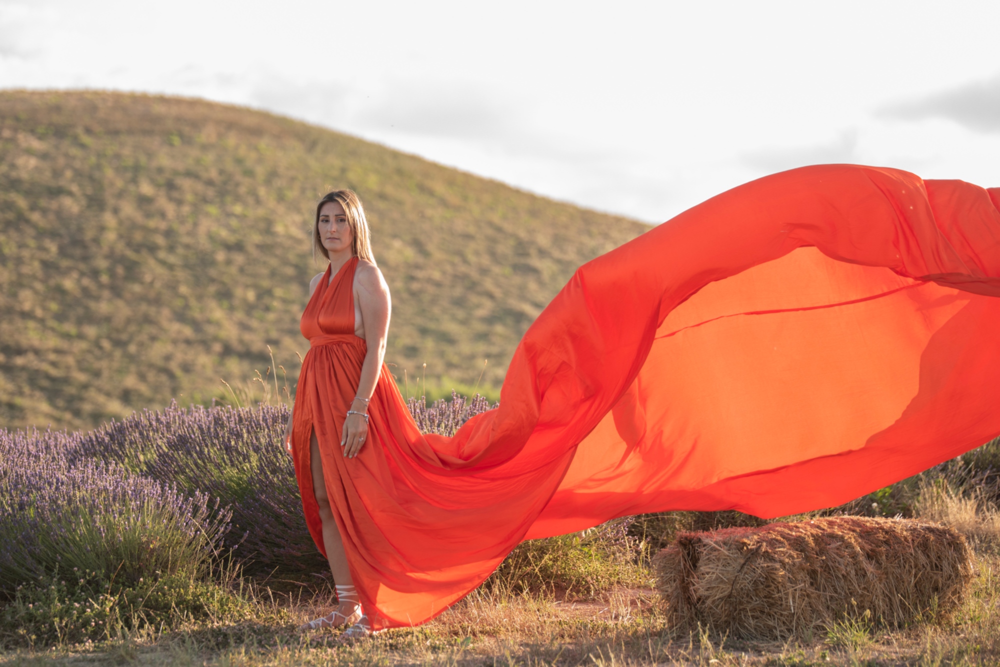 Séance photo dans la campagne toscane avec une robe volante