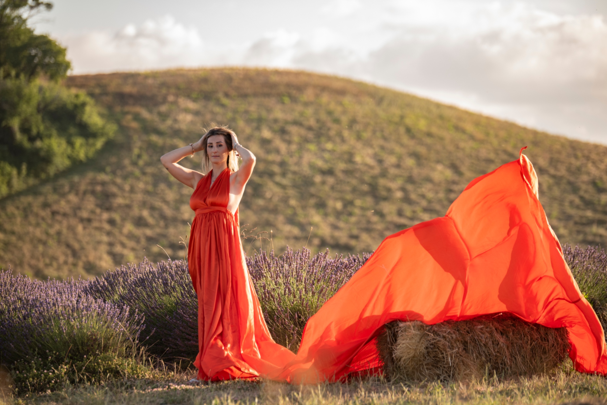 Photo shoot in the Tuscan countryside with flying dress