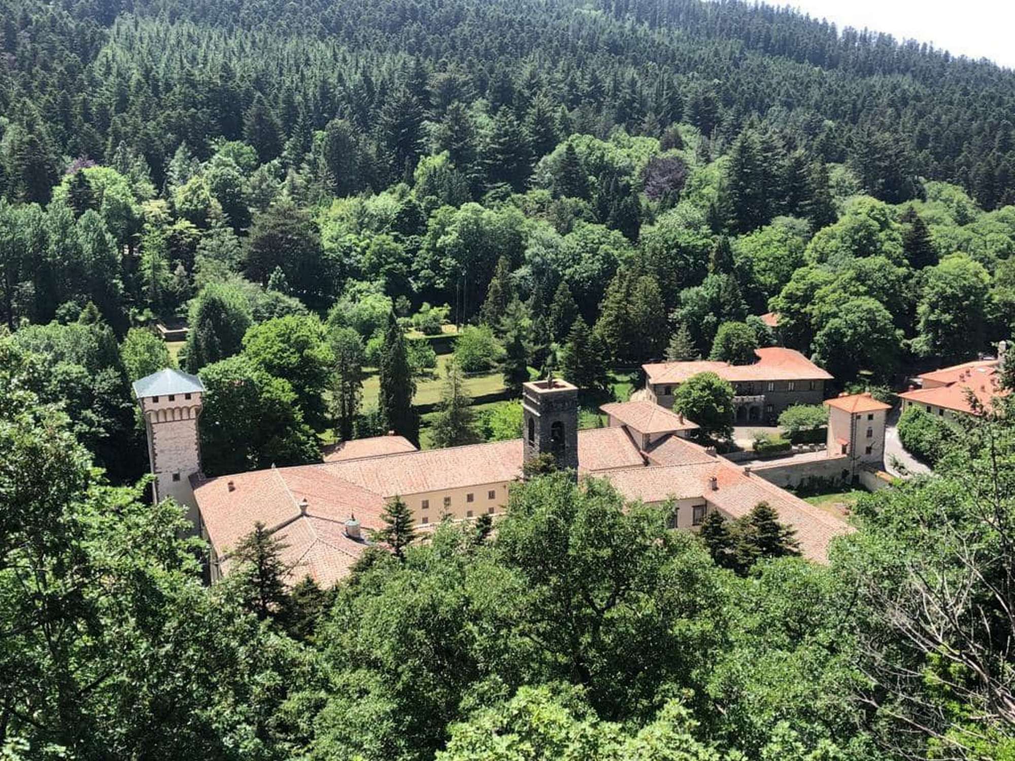 Abbazia di Vallombrosa vista dall'alto tra le foreste del Pratomagno
