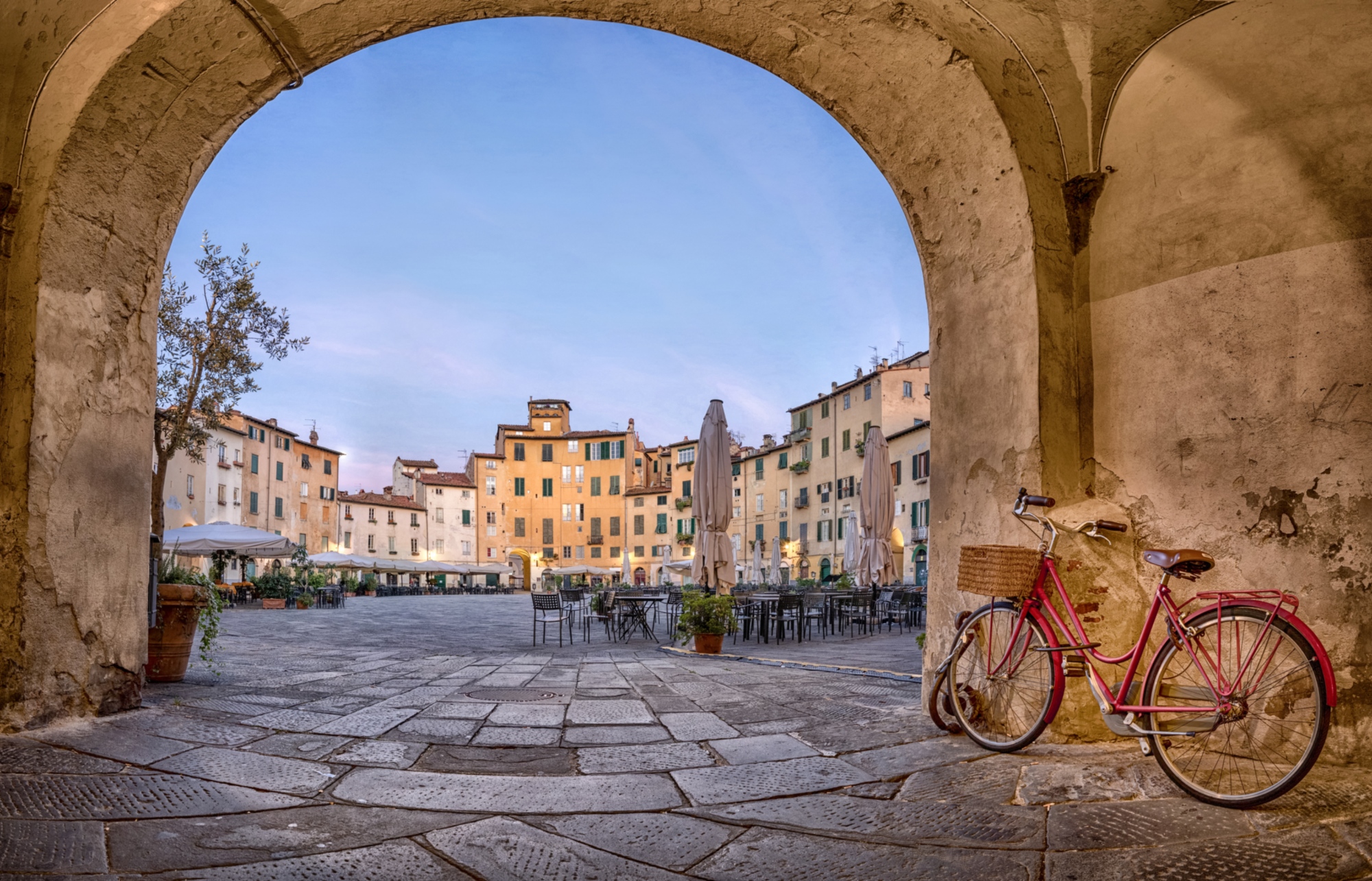 Tour in bici alla scoperta di Lucca e delle bellissime colline di Montecarlo