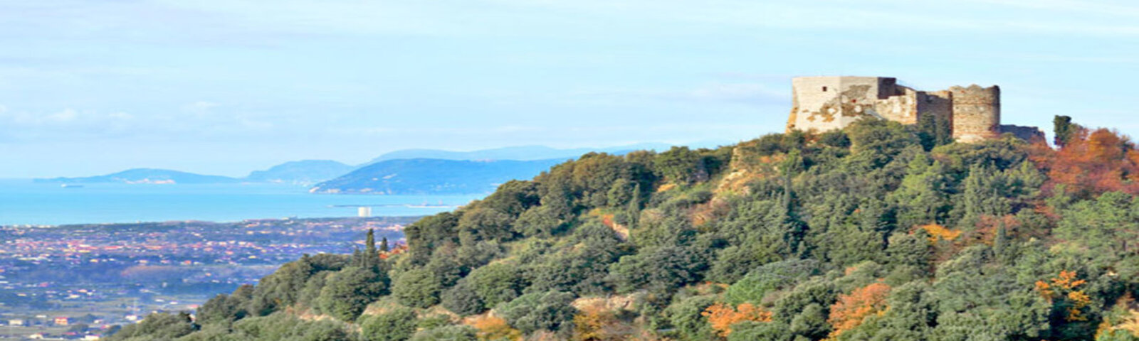 Panorama di Montignoso con Castello Aghinolfi
