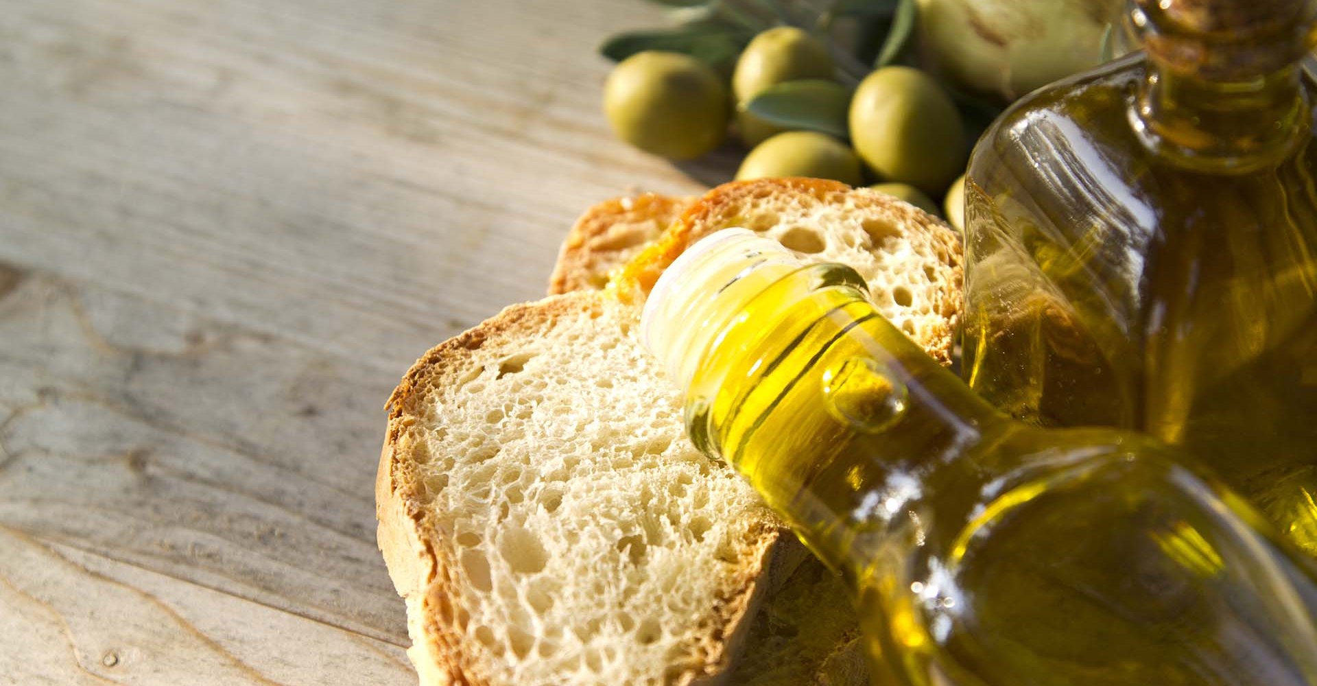 Una fetta di pane con olio di oliva Una fetta di pane con olio di oliva