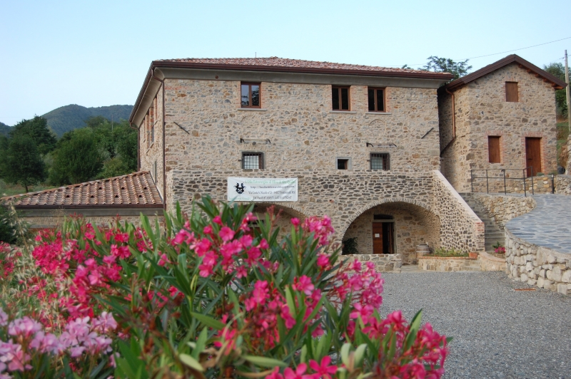 Il piazzale antistante Agriturismo Lucchetti Ferrari vacanza a Pontremoli 