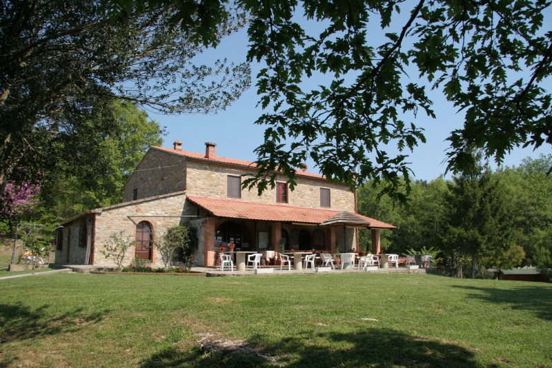 Lo spazio esterno dell'agriturismo dove si vede il prato