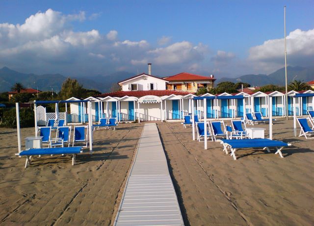 The pathway from the sea to the beach establishment