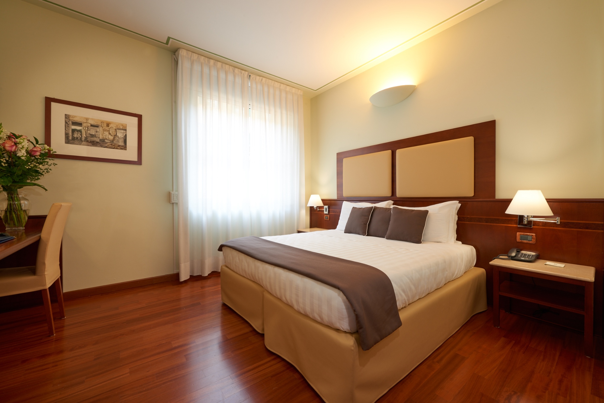 Double bedroom with parquet at the Hotel Ilaria in the center of Lucca