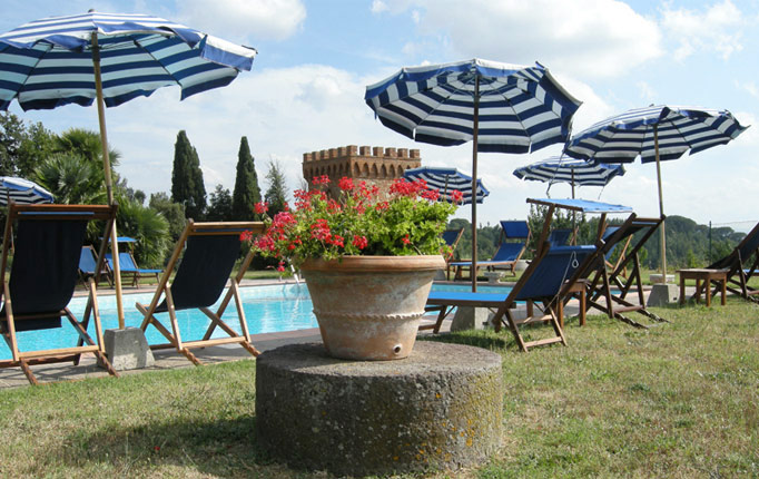 Agriturismo La Palazzina Pisa esterno bordo piscina