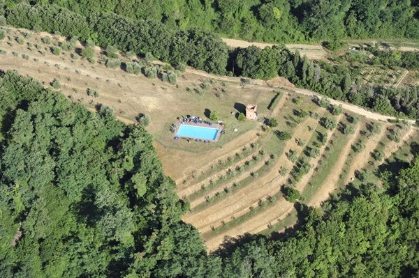Agriturismo La Palazzina Pisa vista dall'alto con piscina 