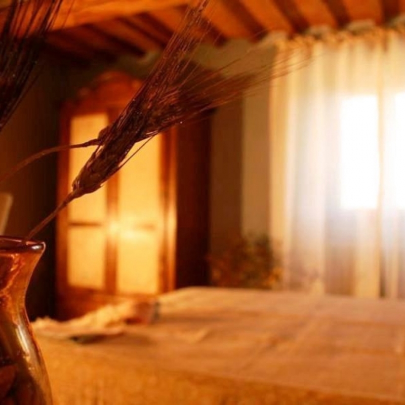 La locanda del viandante camera matrimoniale con tende bianche alle finestre